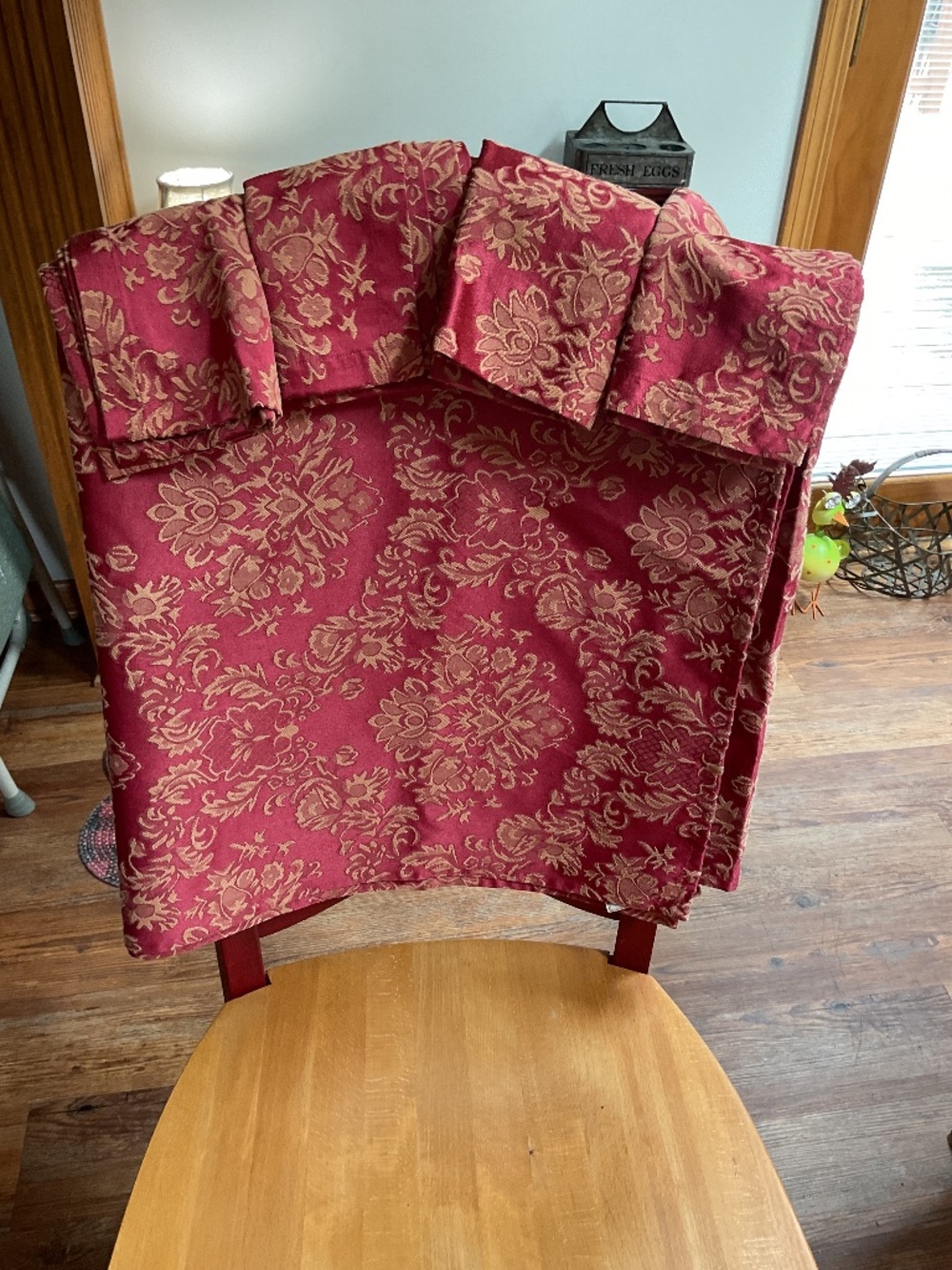 Waterford Wiltshire Crimson/Gold Damask Rectangle Tablecloth w/4 napkins